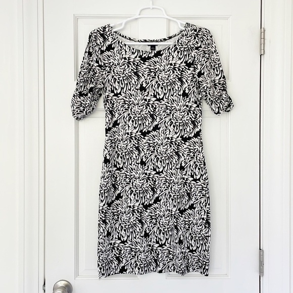 Banana Republic Dresses & Skirts - BANANA REPUBLIC dress size XS black white floral shortsleeve